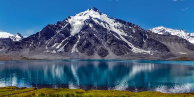 Pakistan 'ın kuzeyindeki Broghil Vadisi' ndeki Karombar Gölü 'nde yansıma.