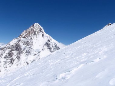 Kar kaplı K2 zirvesi dünyanın en yüksek ikinci dağı.