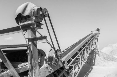 Çöldeki taş kırma tesisinin taşıma bandı. 