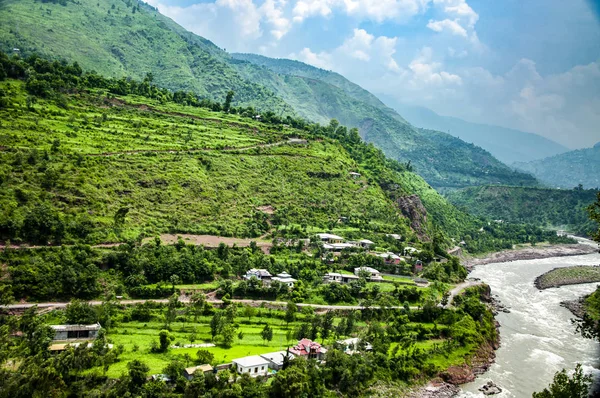 Majestuosa Vista Las Exuberantes Montañas Verdes Río Valle Cachemira — Foto de Stock