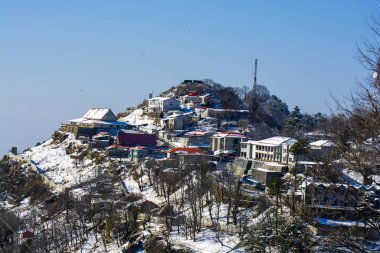Tepede karla kaplı evler 