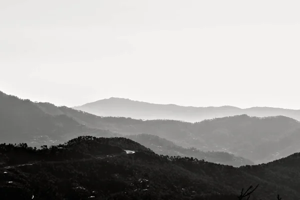 雾蒙蒙的群山的黑白景色 — 图库照片