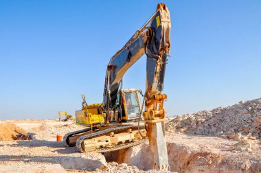 İnşaat alanındaki kazıcılar. 