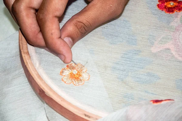 Mujer Joven Trabajando Con Aguja —  Fotos de Stock