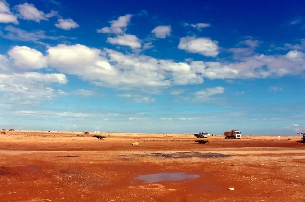 オマーンで雨が降った後の砂漠の建設現場 — ストック写真