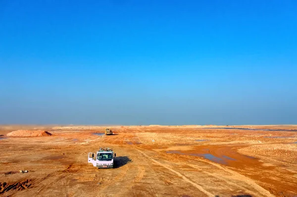 オマーンの砂漠に建設機械 — ストック写真
