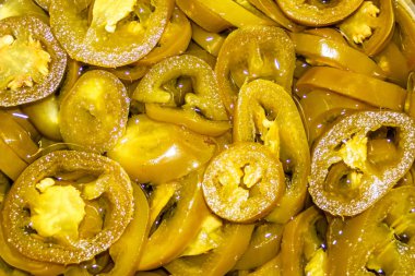 Konserve jalapeno kabın içinde. 