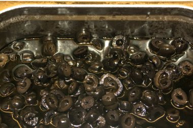 Sıvının içinde siyah zeytin 