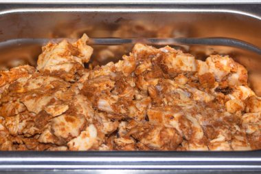 Pizza sosu için konteynırda pişirilmiş et 