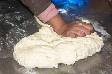 Masada hamur yoğuran bir adam 