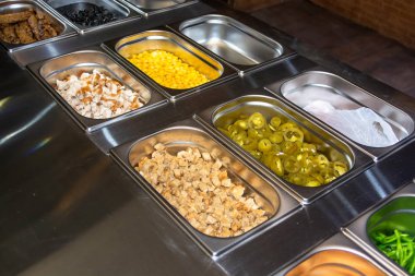 Konteynırlardaki pizza hazırlığı için gerekli malzemeler. 