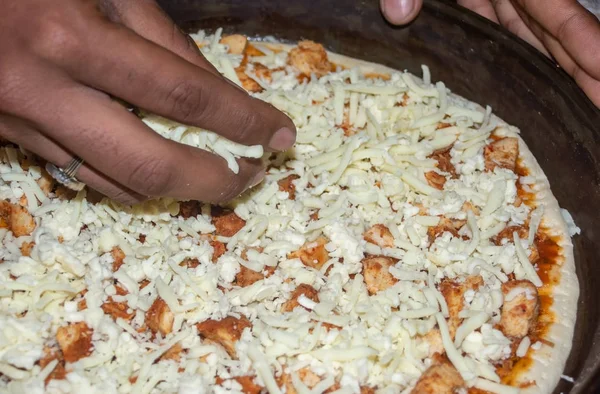 Bekerja Tangan Dengan Pizza — Stok Foto