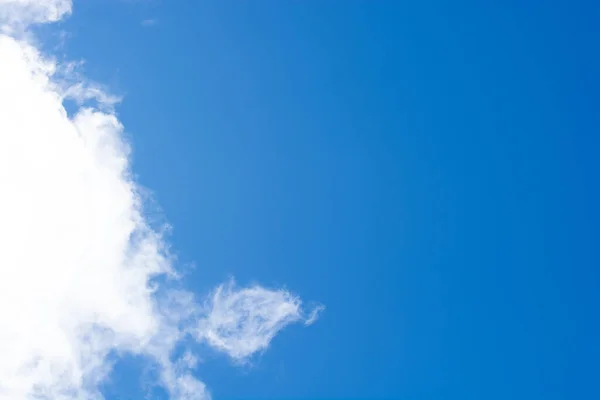 Blauer Himmel Und Flauschige Wolken — Stockfoto