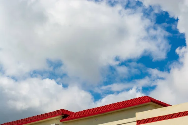 Wolken Über Dem Haus Tal — Stockfoto