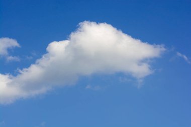 Gökyüzündeki kabarık bulutlar 