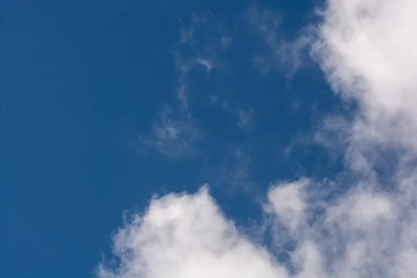 Flauschige Wolken Himmel — Stockfoto