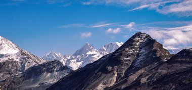 Karakoram dağlarında bir dizi buzul zirvesi 