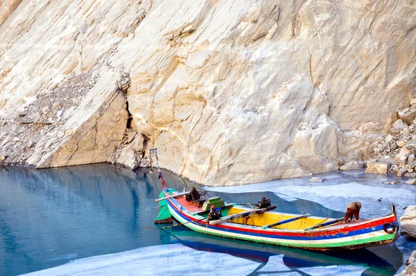 Viajar Barco Lago Attabad Congelado Cerca Frontera Con China Pakistán — Foto de Stock