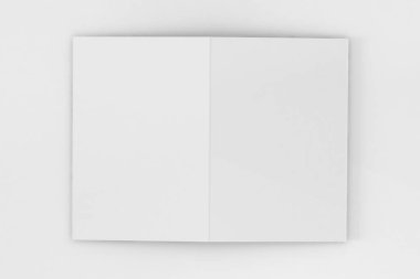 İkiye katlanmış A5 broşür / broşür Mock-up izole beyaz zemin üzerine.