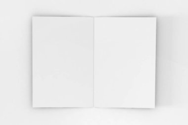 İkiye katlanmış A5 broşür / broşür Mock-up izole beyaz zemin üzerine.