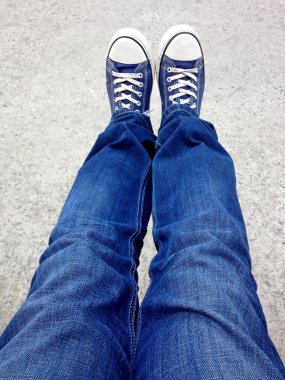 Selfie mavi kot pantolon ve ayakkabı ile yukarıdan görülen vurdu
