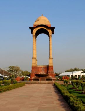 Yeni Delhi, Hindistan 'da Hindistan Kapısı yakınında Hint heykeli. Hint kapısı Hindistan 'ın Ulusal anıtıdır.