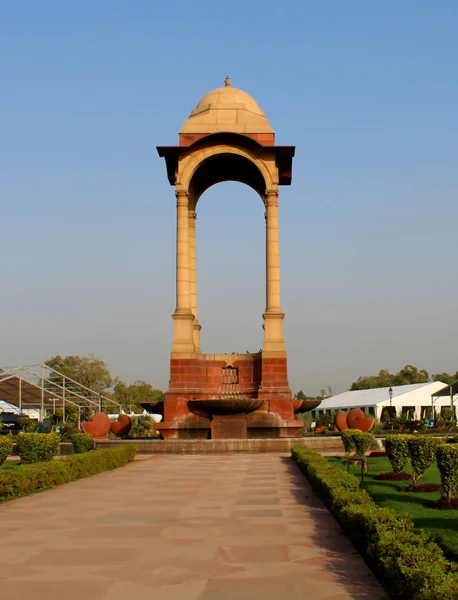 Indisk staty nära India Gate i New Delhi, Indien. Den indiska porten är Indiens nationalmonument. — Stockfoto