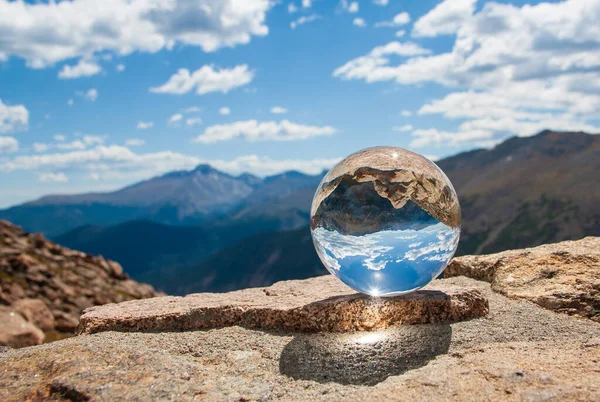 Стеклянный мяч в Скалистых горах Лицензионные Стоковые Изображения