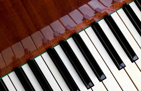 Tastiera per pianoforte e riflessioni — Foto Stock