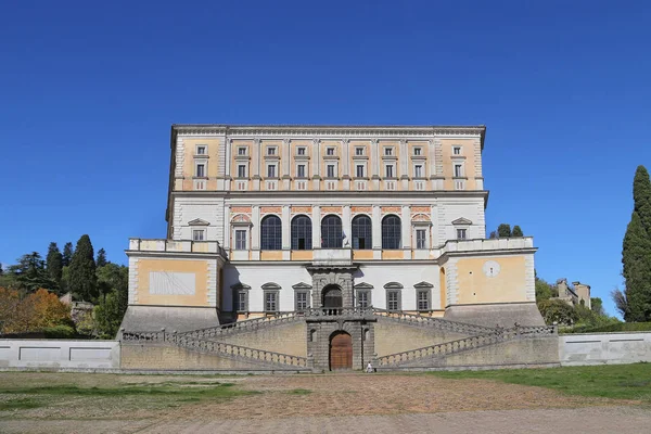 Una visita a Villa Farnese (en italiano Palazzo Farnese), un enorme renacimiento y manierista —  Fotos de Stock