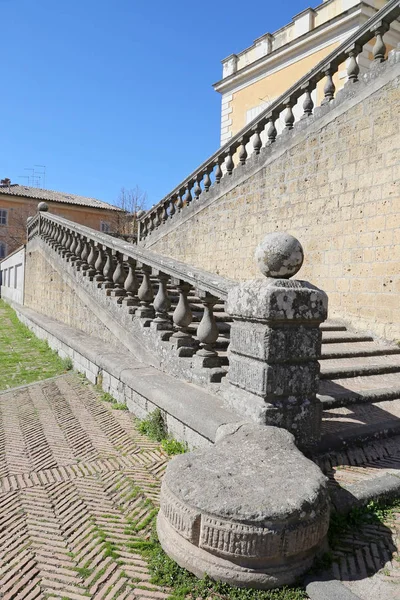 Una visita a Villa Farnese (en italiano Palazzo Farnese), un enorme renacimiento y manierista — Foto de Stock