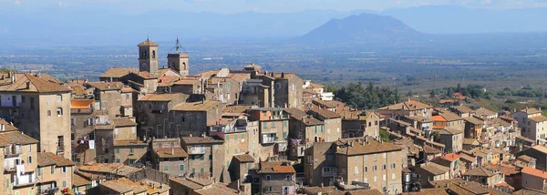 Vista del pequeño pueblo de Caprarola y su ajetreada arquitectura —  Fotos de Stock