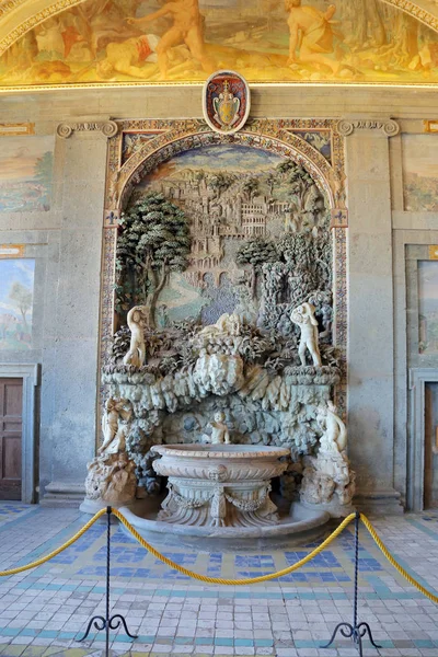 ロッジアのヘラクレスのパラッツォ ・ ファルネーゼ素朴な噴水 — ストック写真