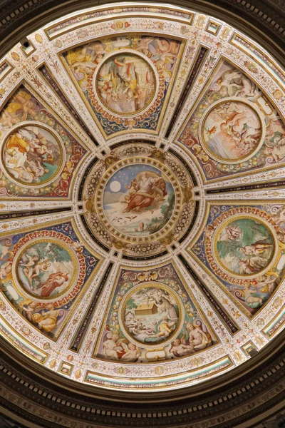 Cirkulär kapellet är dekorerad med på mitten av valvet visar skapandet av världen — Stockfoto