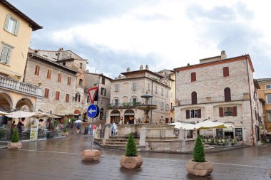 Eski su çeşme ve tarihi binalar, Assisi, Umbria, İtalya ile Ortaçağ Meydanı