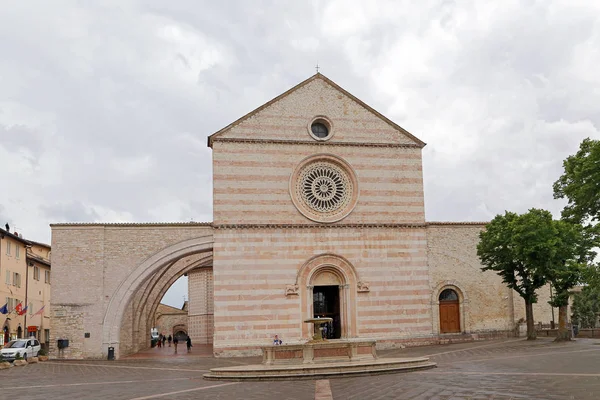 Fasad av St. Claire katedralen i Assisi - Italien — Stockfoto