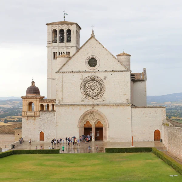 Beroemde basiliek van St. Francis van Assisi (Basilica Papale di San Francesco) in Assisi, Umbrië, Italië — Stockfoto