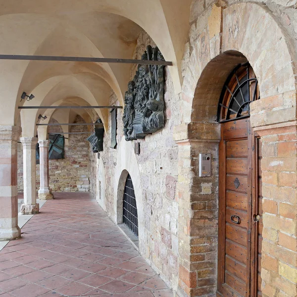 Słynnej bazyliki St. Francis Assisi (Bazylika Papale di San Francesco) w Asyżu, Umbria, Włochy — Zdjęcie stockowe
