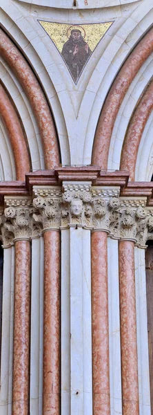 Famosa Basílica de San Francisco de Asís (Basílica Papale di San Francesco) en Asís, Umbría, Italia —  Fotos de Stock