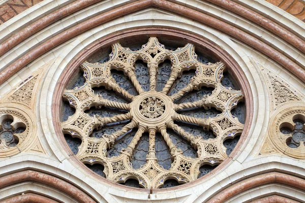 Beroemde basiliek van St. Francis van Assisi (Basilica Papale di San Francesco) in Assisi, Umbrië, Italië — Stockfoto