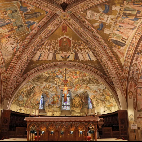 Interior Famosa Basílica de San Francisco de Asís (Basílica Papale di San Francesco) en Asís, Umbría, Italia — Foto de Stock