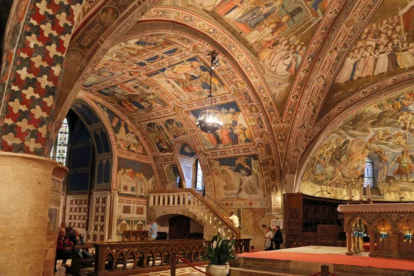 Interieur beroemde basiliek van St. Franciscus van Assisi (Basilica Papale di San Francesco) in Assisi, Umbrië, Italië — Stockfoto