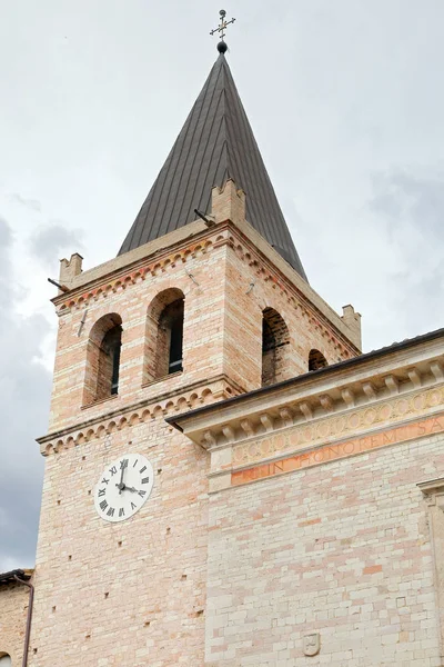 The outdoor facade of Spello Santa Maria Maggiore cathedral, Umbria. — Stock Photo, Image