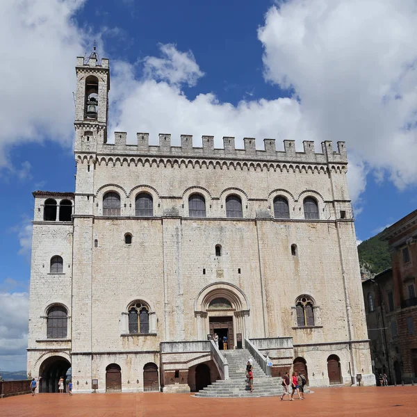 Gubbio, Itálie - 01 červenec 2017: nádherný palác konzulové v Gubbio. Umbrie - Itálie — Stock fotografie