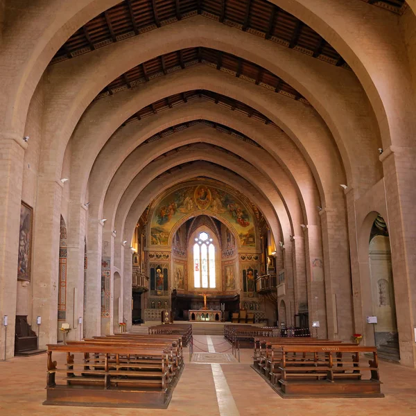 古比奥，意大利-2017 年 7 月 1 日： 佩鲁贾，翁布里亚，意大利的大教堂的内部 — 图库照片