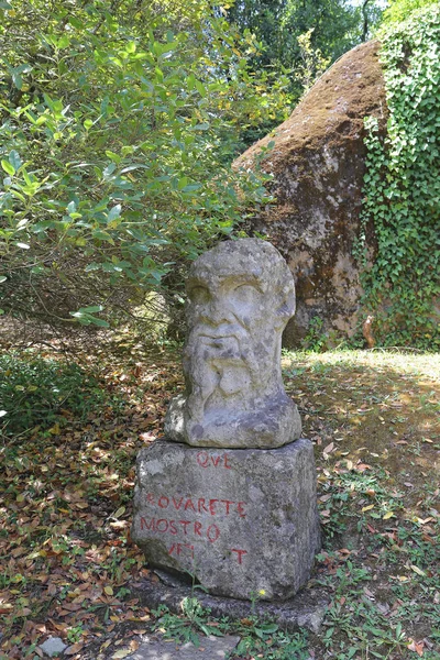 Visita al Parco dei Mostri, un giardino architettonico esoterico in provincia di Bomarzo (Tuscia, Lazio) a Viterbo . — Foto Stock