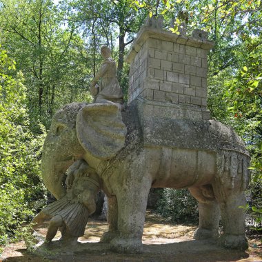Savaş fili heykel, hortum içinde sıkışmış bir Roma centurion ile muhtemelen Bomarzo'nın lord Annibale'nın iş karşılığıdır.