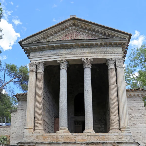 En stad mellan Spoleto och Trevi i Umbrien-regionen, med den historiska ”Fonti del Clitunno". — Stockfoto