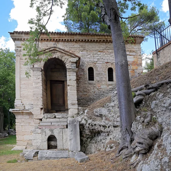 Una ciudad entre Spoleto y Trevi en la región de Umbría, con la histórica "Fonti del Clitunno ". — Foto de Stock