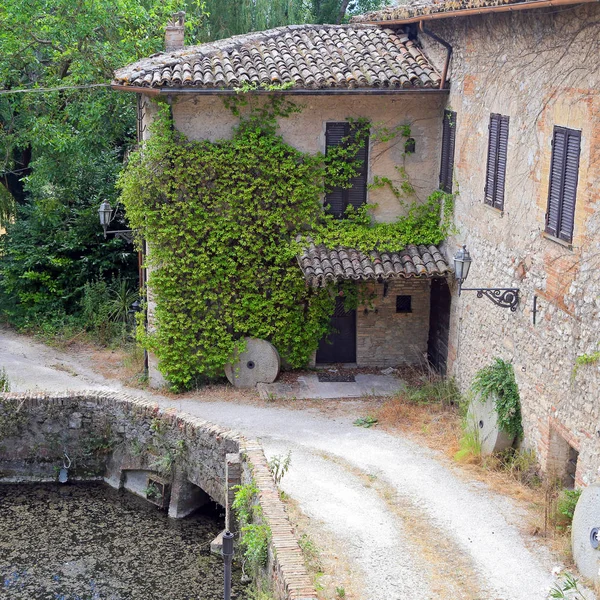 Una ciudad entre Spoleto y Trevi en la región de Umbría, con la histórica "Fonti del Clitunno ". — Foto de Stock
